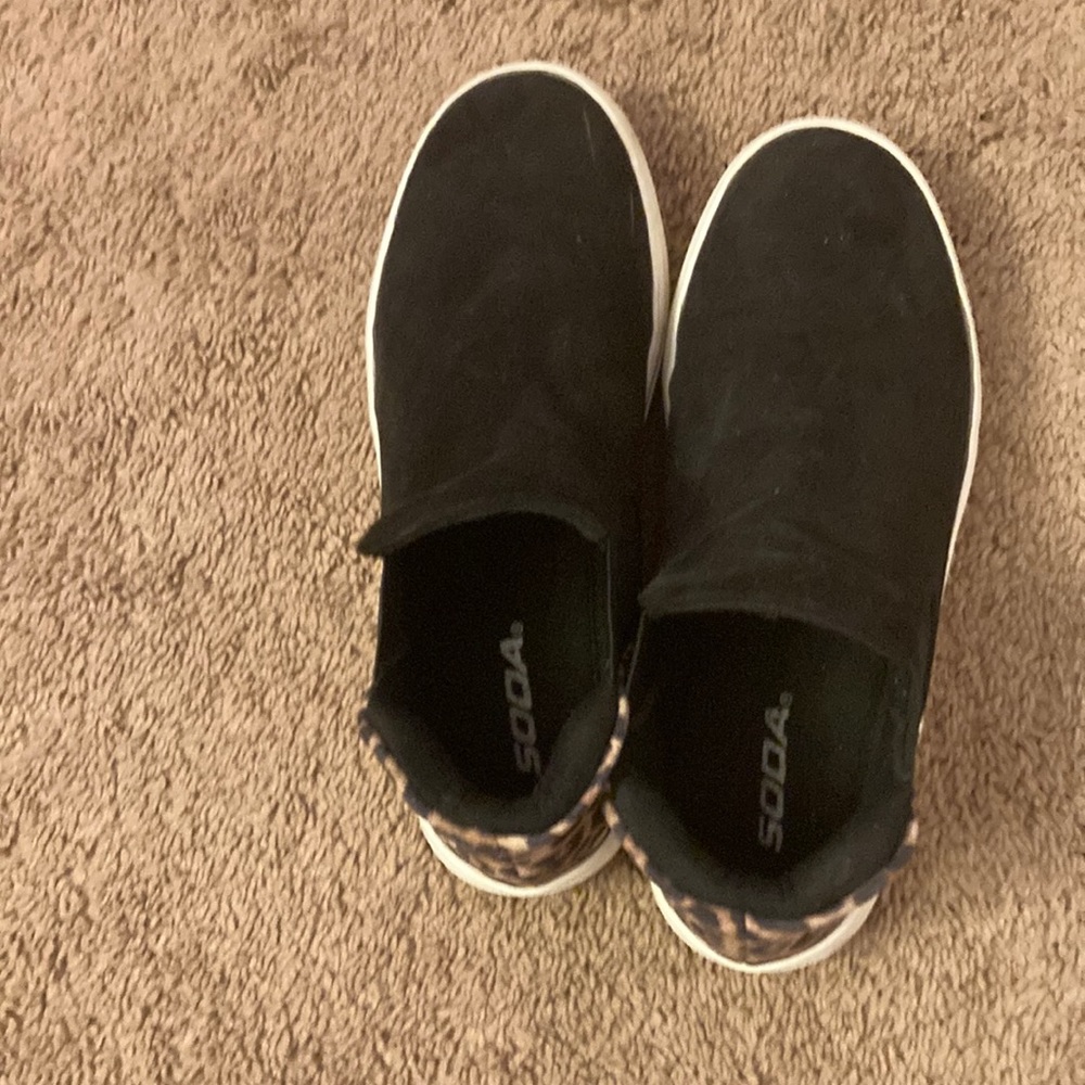 soda slip on sneaker leopard print size 6 1/2 good condition